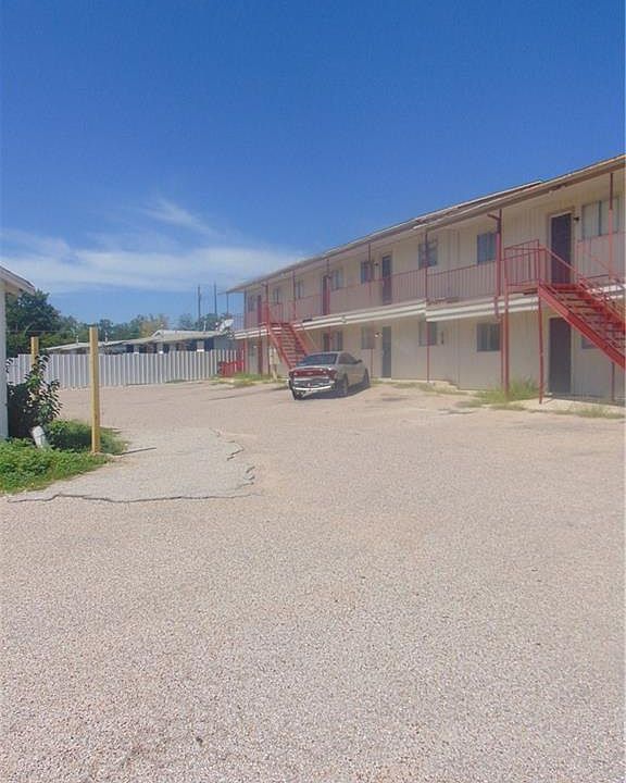 1st image of 810 W Avenue D
