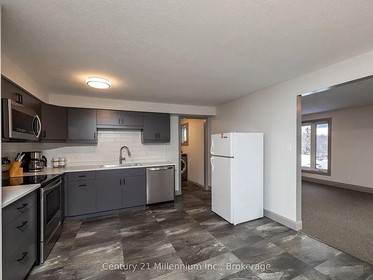 413 Queen St S #B — Photo 10