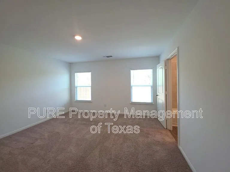 317 Riverdale Dr — Photo 6
