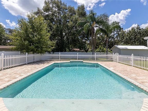 2nd image of 810 W Country Club Dr