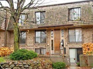1716 Northfield Sq APT A, Northfield, IL 60093