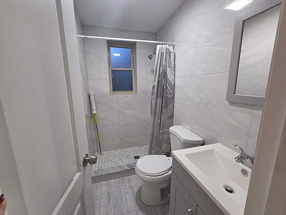 4th image of 11-17 123rd St #1B