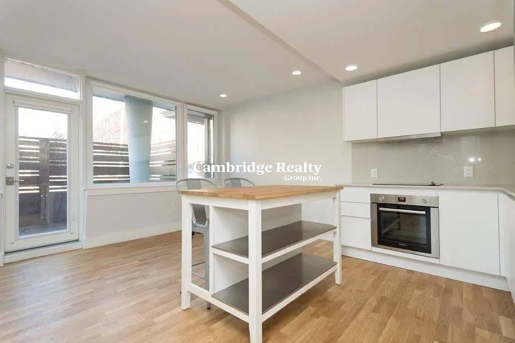 3 bed, 2.0 bath, 844 sqft, $4,600 — Photo 1