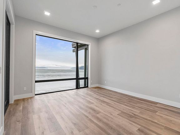 2nd image of 802 Sandpoint Ave #8404