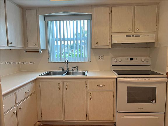 3rd image of 2650 Barkley Dr E APT B