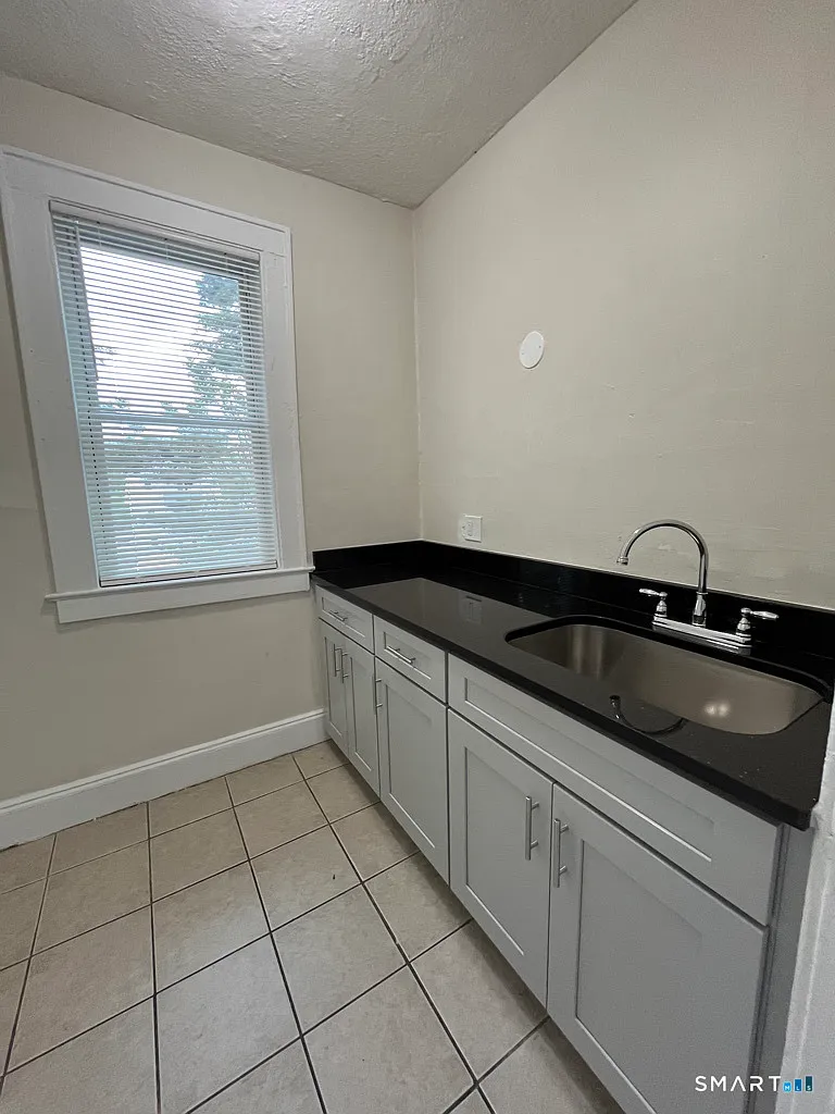 2 bed, 1.0 bath, 3588 sqft, $1,750 — Photo 3