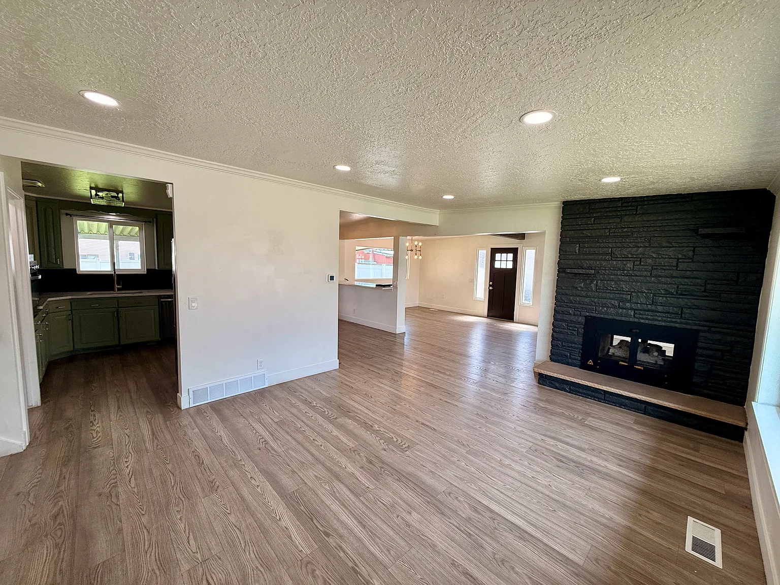 4 bed, 2219 sqft, $2,700 — Photo 2
