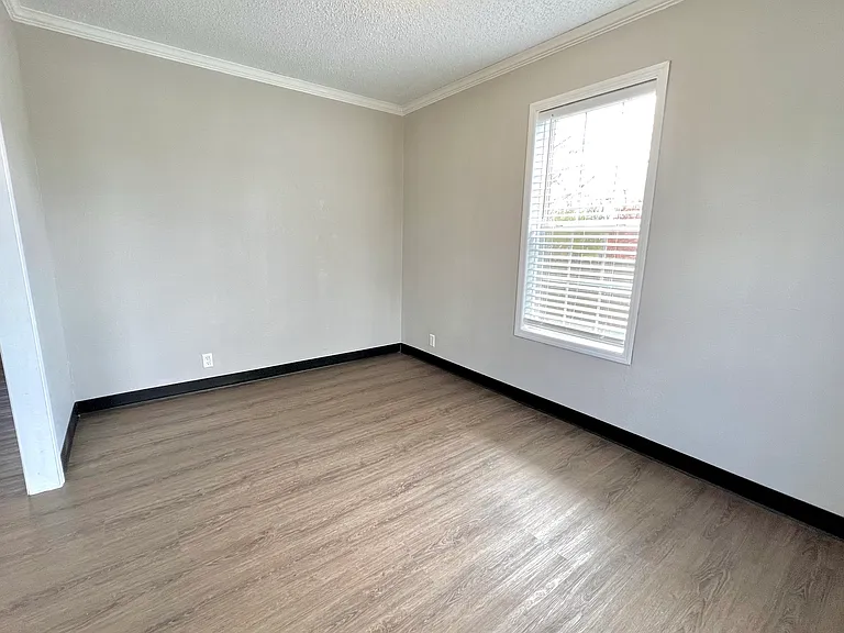 205 S Elm St — Photo 44