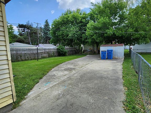 3rd image of 5687 Campbell St