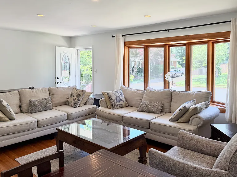 604 Yeonas Dr SW — Photo 3