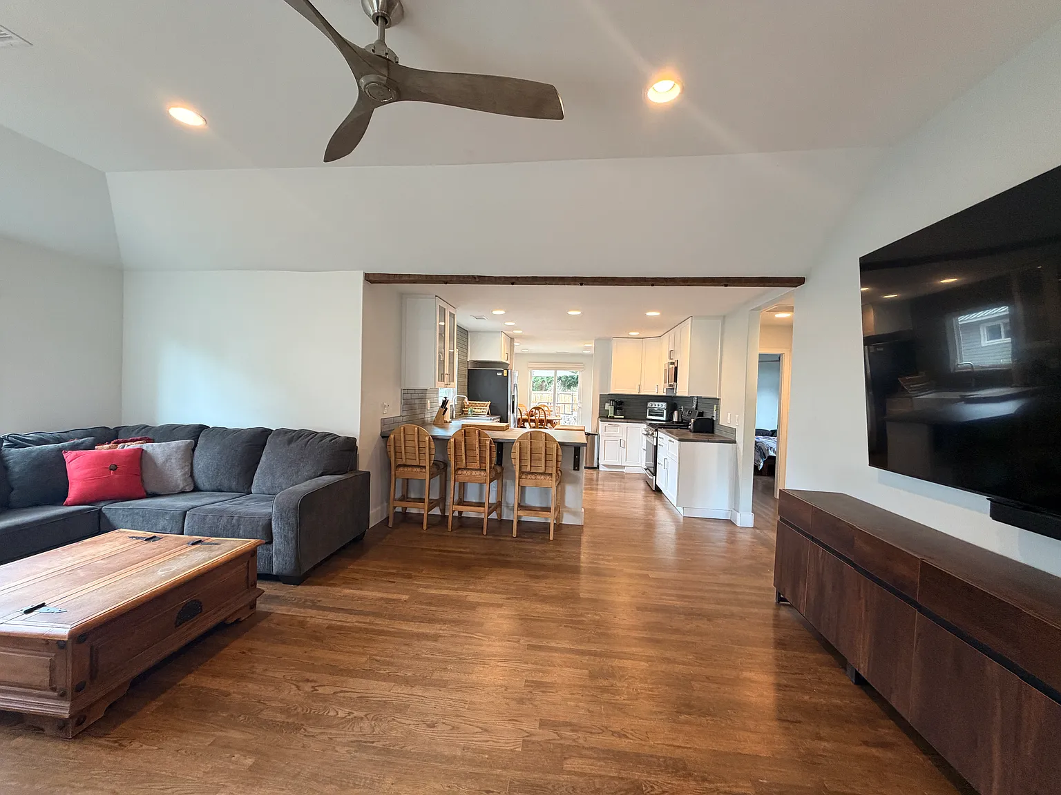 5 bed, 2400 sqft, $4,750 — Photo 2