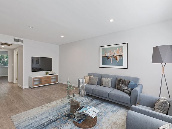3rd image of 810 Crenshaw Blvd APT 6