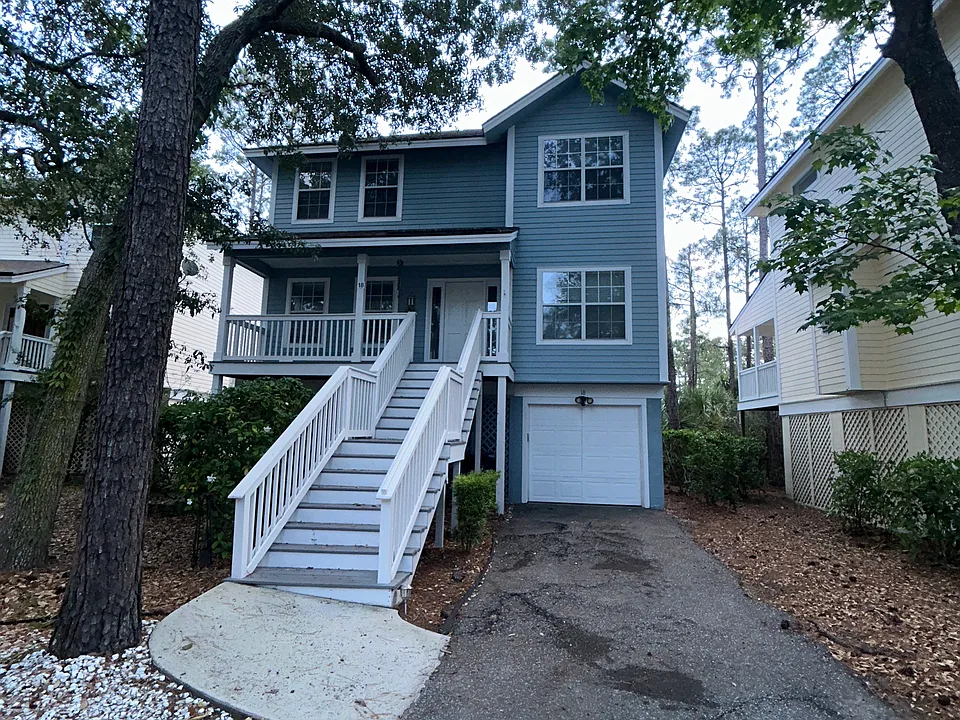18 Pine Burr Rd E #18