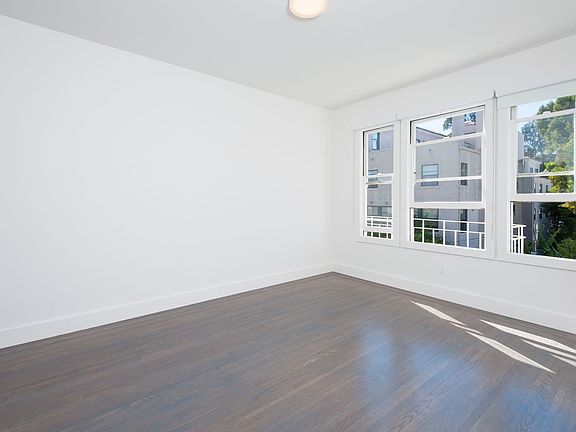 4th image of 3037 Baker St #304