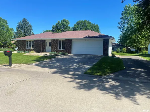 212 Pinecrest Dr, Macomb, IL 61455