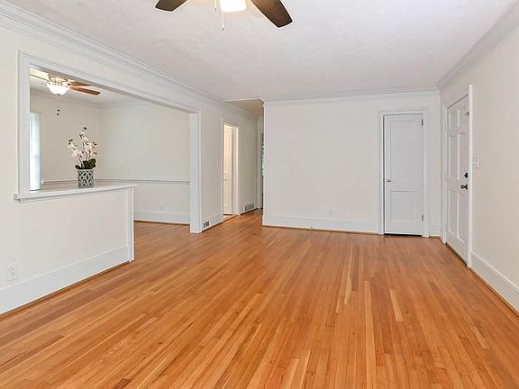 5th image of 381 Hilderbrand Dr