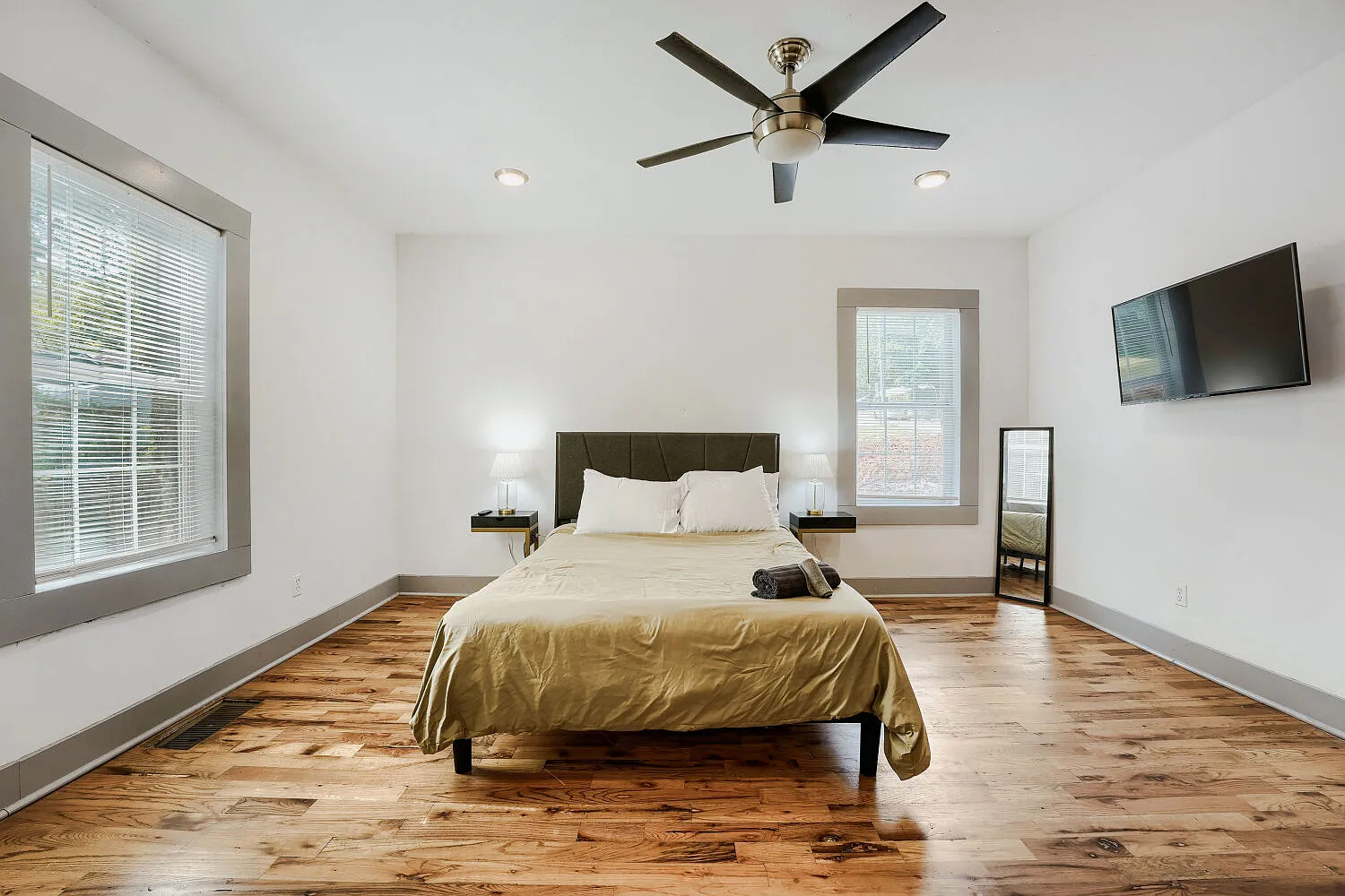 3 bed, 1176 sqft, $3,500 — Photo 3
