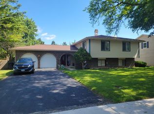 1934 72nd St, Darien, IL 60561