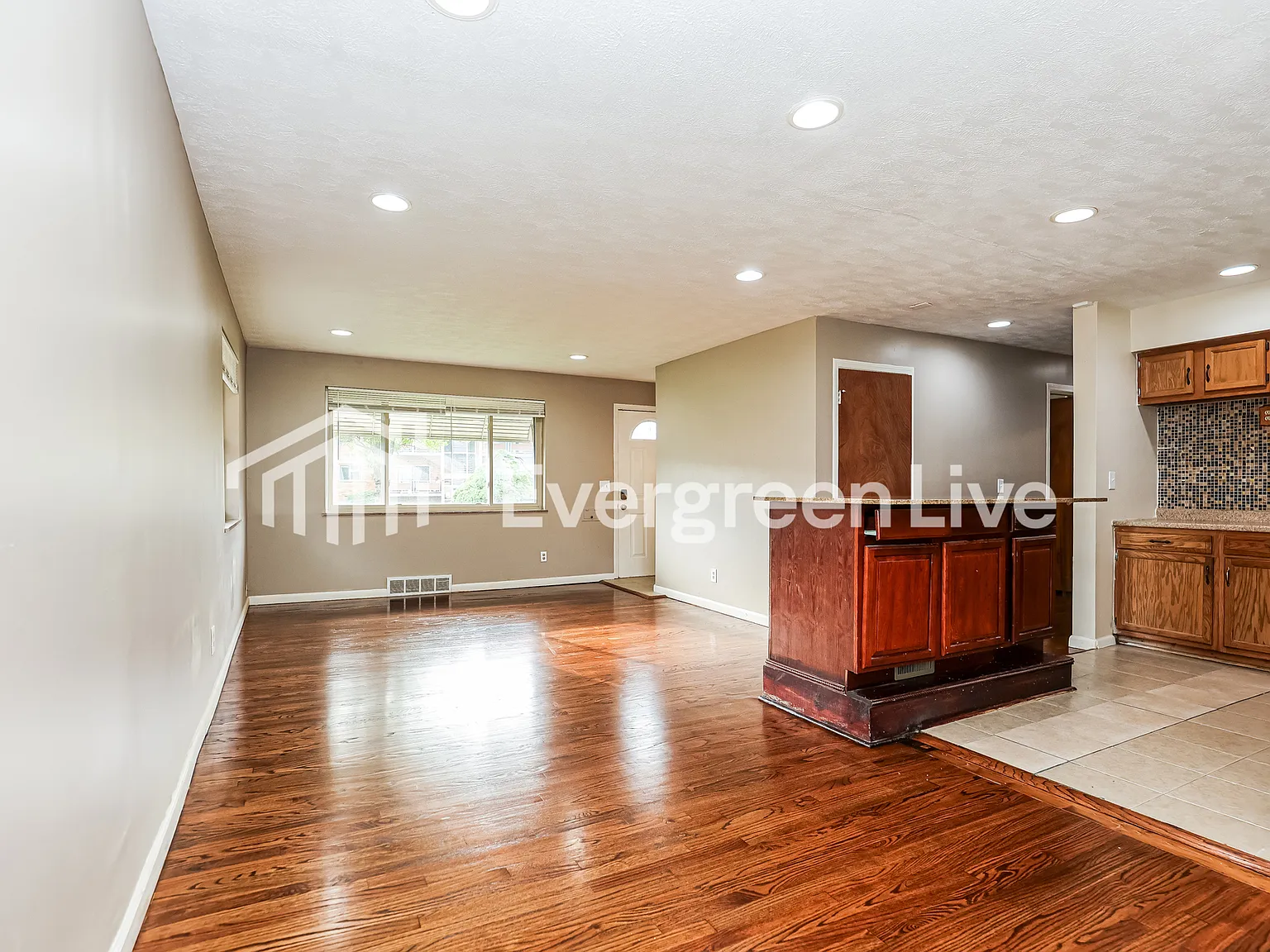 3 bed, 1.0 bath, 1307 sqft, $1,395 — Photo 3