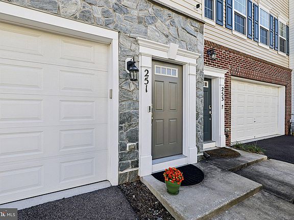 4th image of 251 Oakview Village Dr