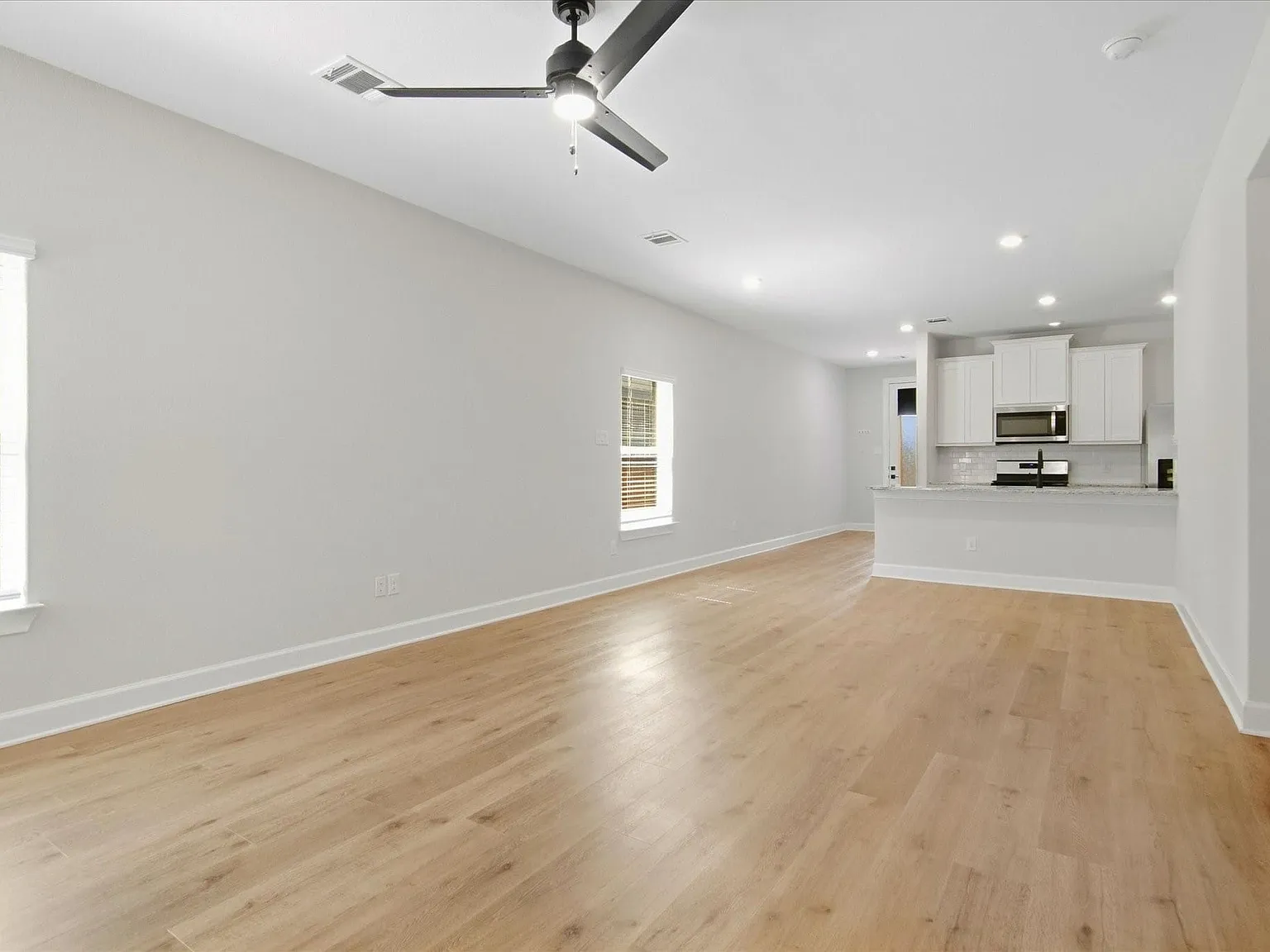 3 bed, 2.0 bath, 1401 sqft, $1,900 — Photo 4