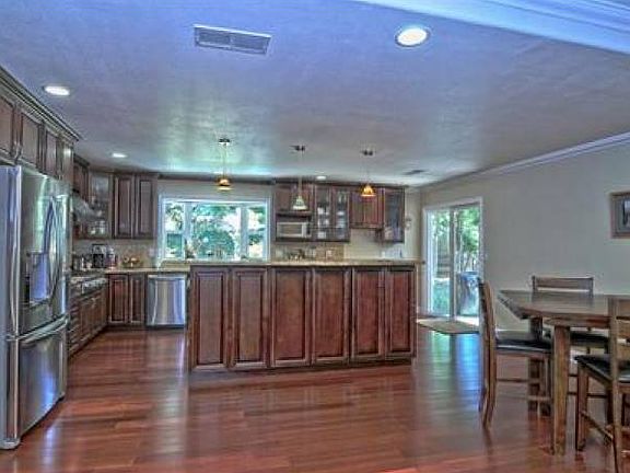 Kitchen & Dining