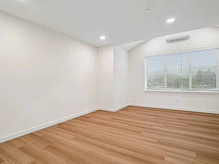 950 Maple Ave — Photo 14