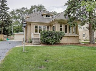 7521 N Mohawk Rd, Fox Pt, WI 53217