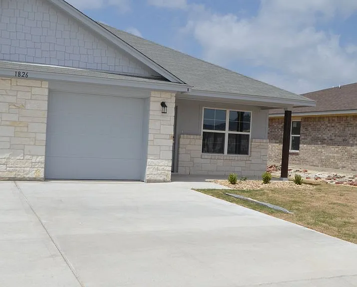 1826 Castroville Tr — Photo 1