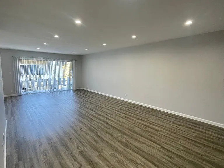 350 N Crescent Drive — Photo 5