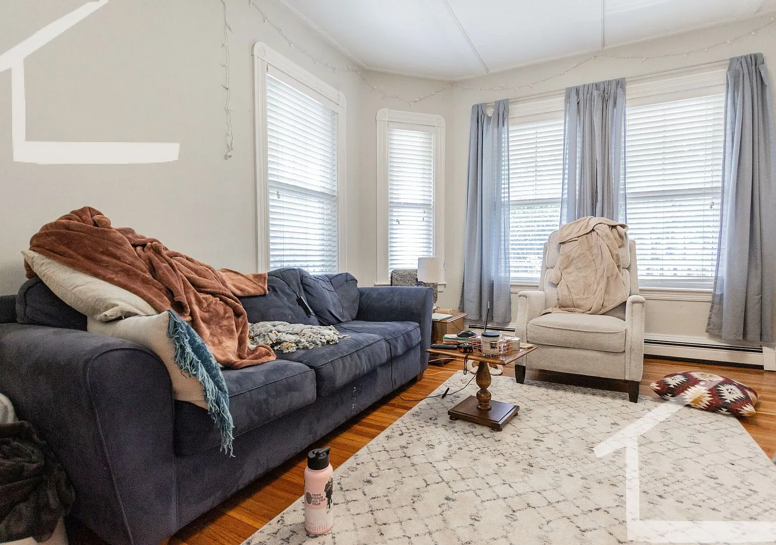 Nicely renovated 4 bed duplex with parking included. — Photo 2