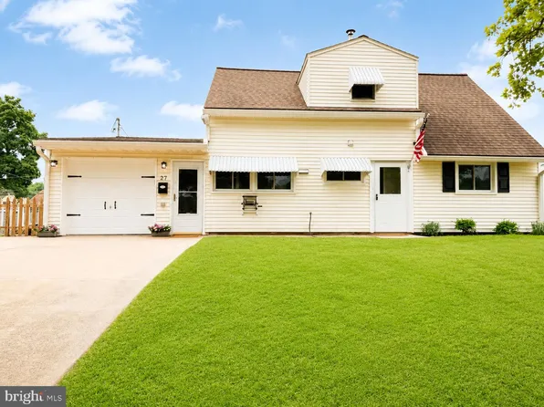 27 River Ln, Levittown, PA 19055