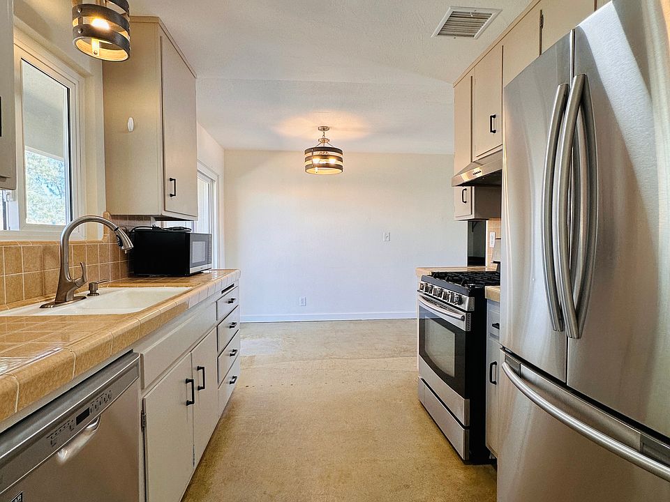 Fully equipped kitchen.