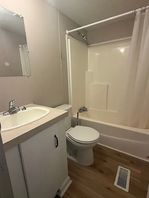 3 bed, $1,200 — Photo 2