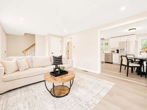 34-36 Hammond St, Bridgewater, MA 02324
