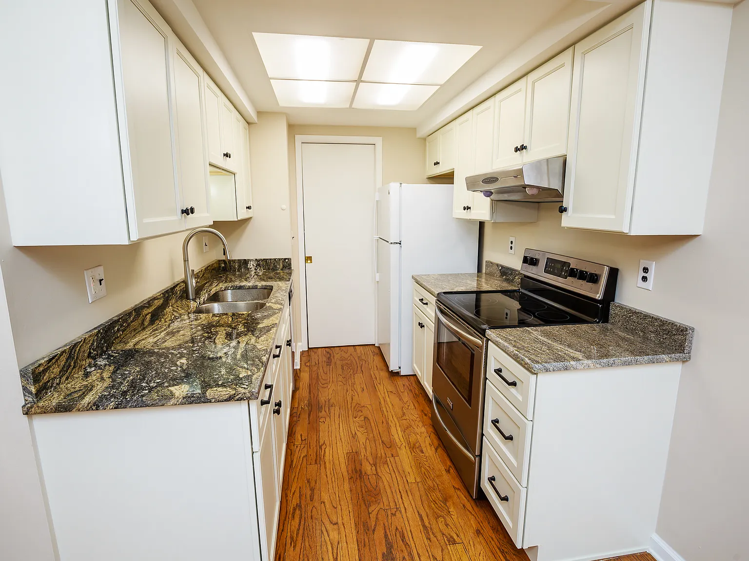 3 bed, 2.5 bath, 1412 sqft, $2,250 — Photo 2