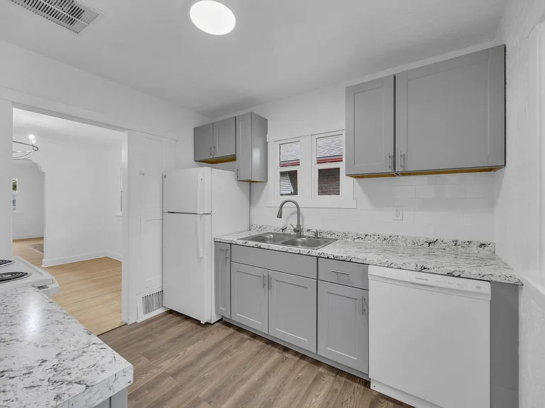2358 Van Buren Ave — Photo 3