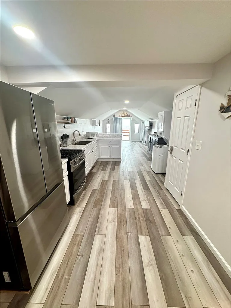 1 bed, 1.0 bath, 694 sqft, $1,600 — Photo 2