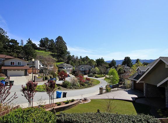3rd image of 15 Crown Ct