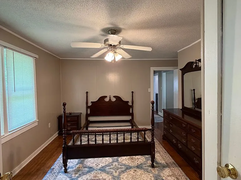 819 Summerville Rd — Photo 2