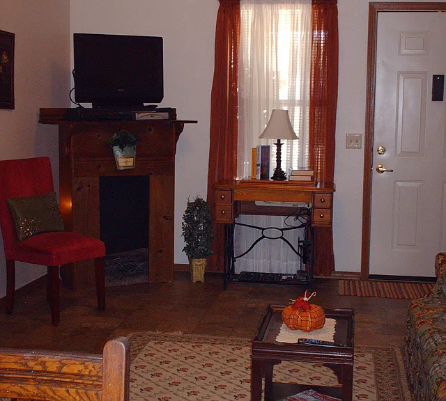 300 E Elm St — Photo 8