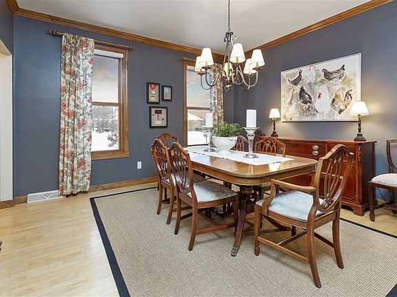 3rd image of 118 Old Orchard Ln