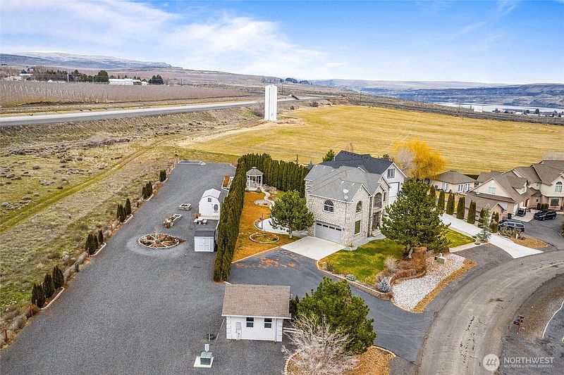 3rd image of 19678 Fairway Drive NW