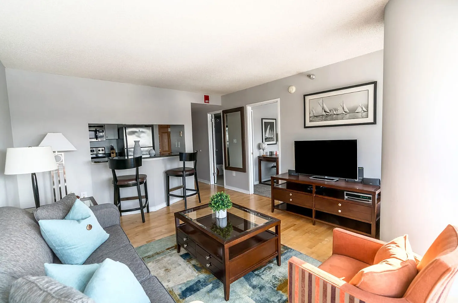1 bed, 1.0 bath, 592 sqft, $3,468 — Photo 2