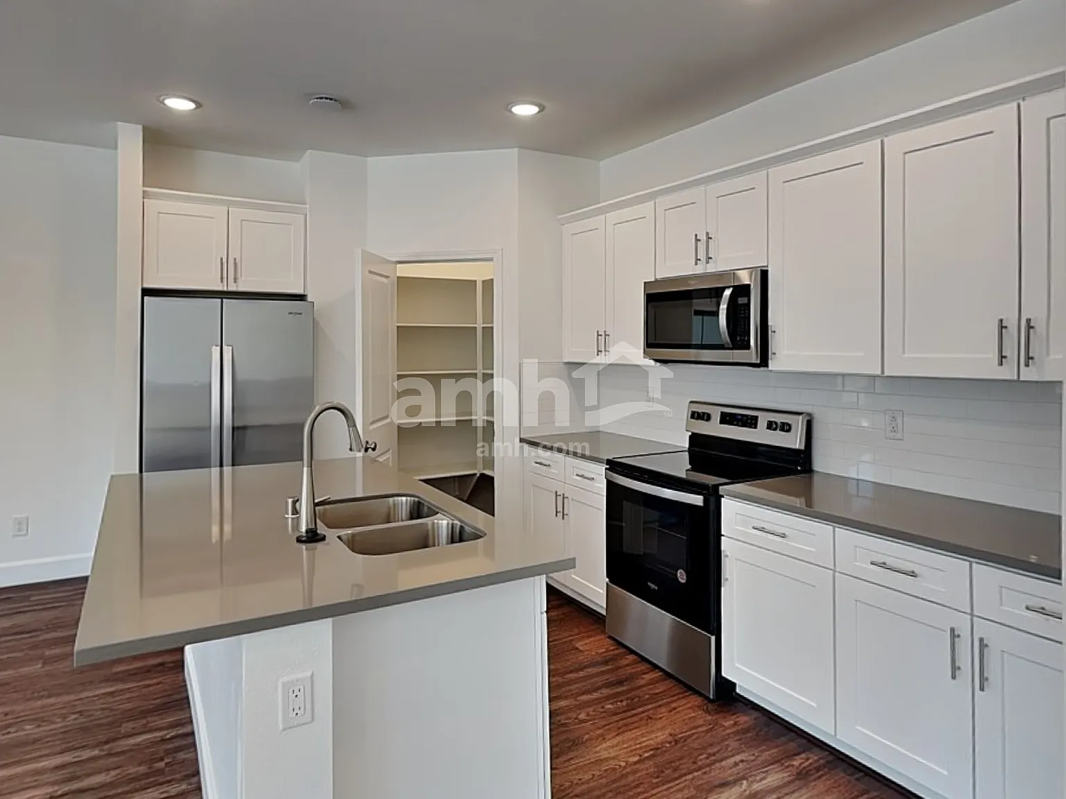 4 bed, 2.5 bath, 1996 sqft, $2,370 — Photo 4