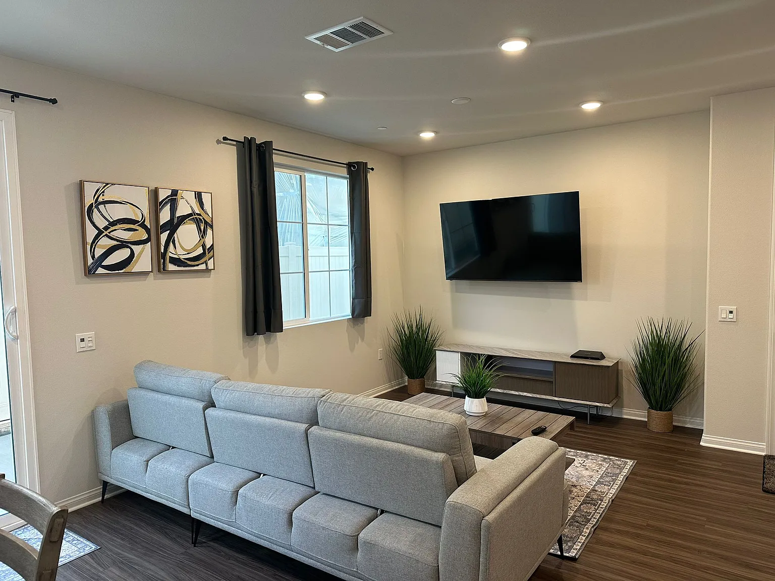 3 bed, 2.5 bath, 1572 sqft, $5,500 — Photo 2