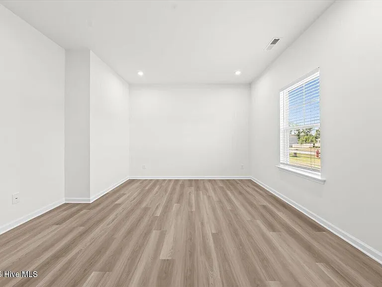 423 Bassett Ln — Photo 4