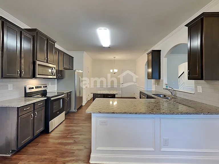 216 Leland Ln — Photo 3