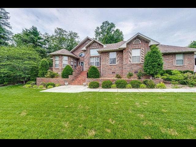 2nd image of 830 Oaklawn Ct