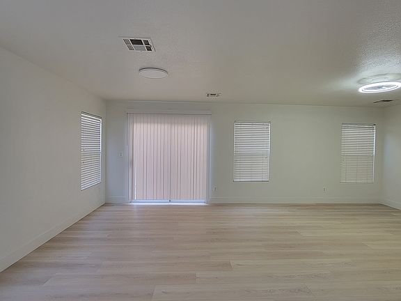 4th image of 548 Mayfair Walk Ave